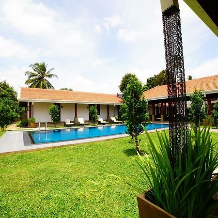 Lespri Grand Hotel Negombo Exterior foto