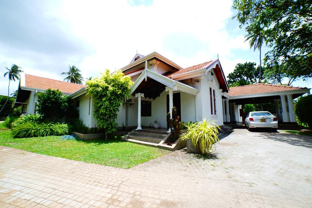 Lespri Grand Hotel Negombo Exterior foto
