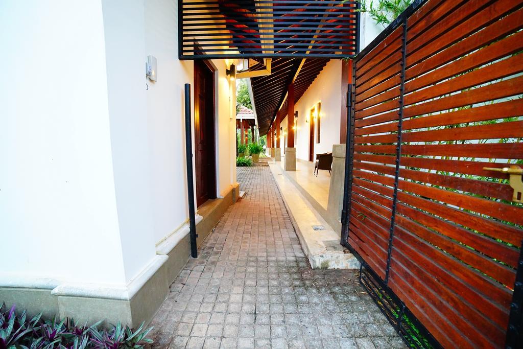 Lespri Grand Hotel Negombo Exterior foto