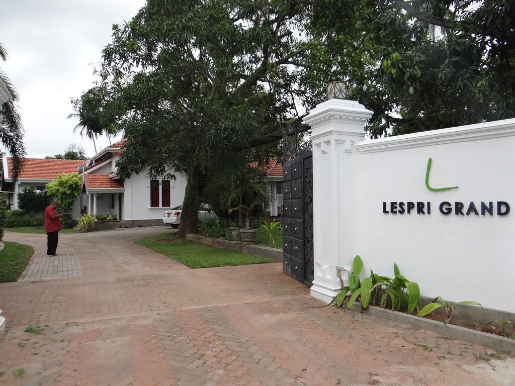 Lespri Grand Hotel Negombo Exterior foto