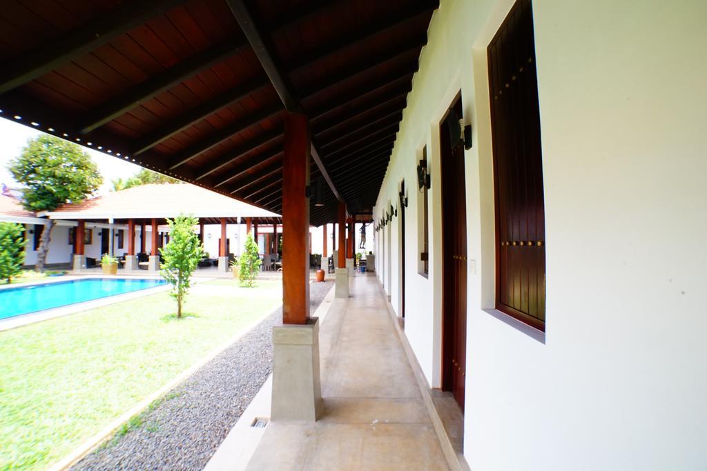 Lespri Grand Hotel Negombo Exterior foto