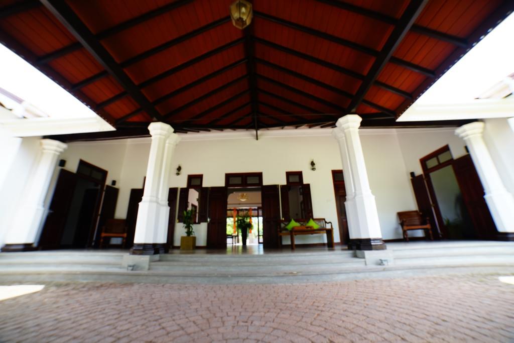 Lespri Grand Hotel Negombo Exterior foto