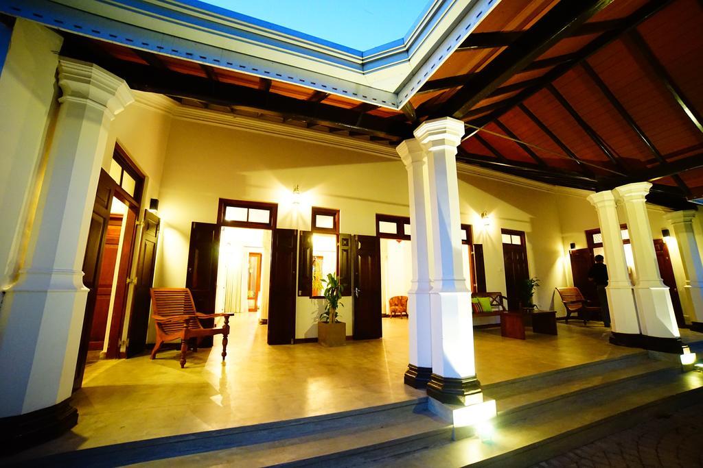 Lespri Grand Hotel Negombo Exterior foto