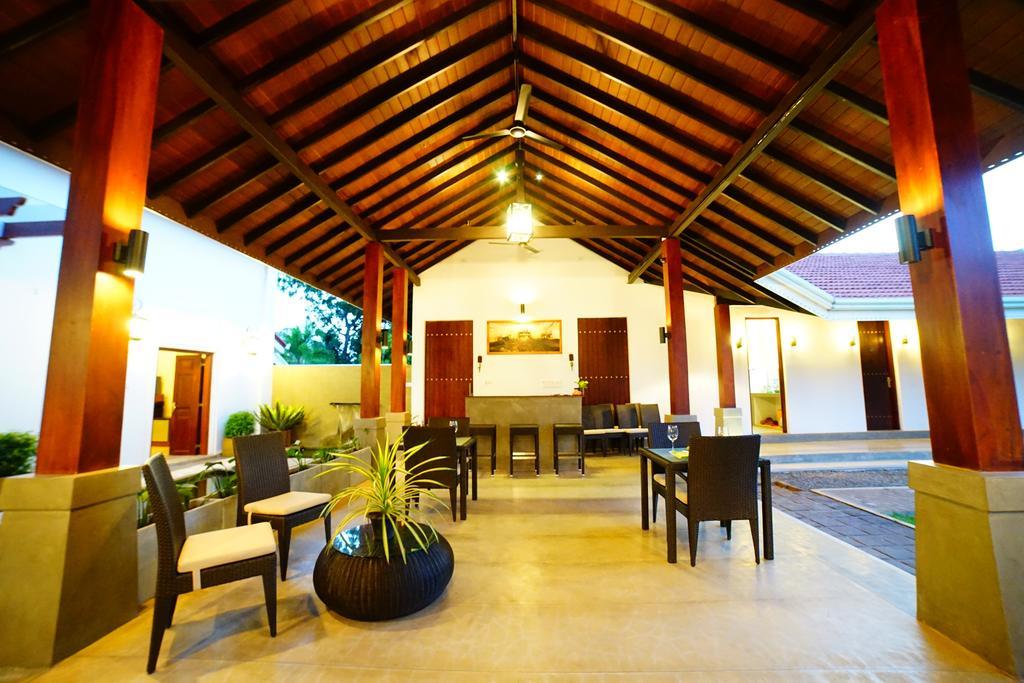 Lespri Grand Hotel Negombo Exterior foto