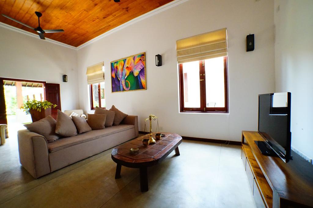 Lespri Grand Hotel Negombo Exterior foto