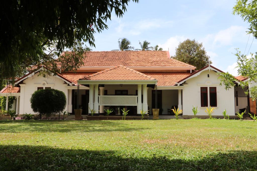 Lespri Grand Hotel Negombo Exterior foto