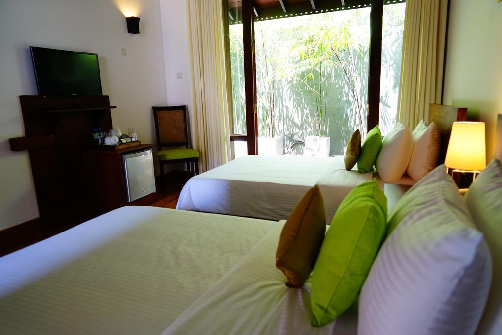 Lespri Grand Hotel Negombo Exterior foto