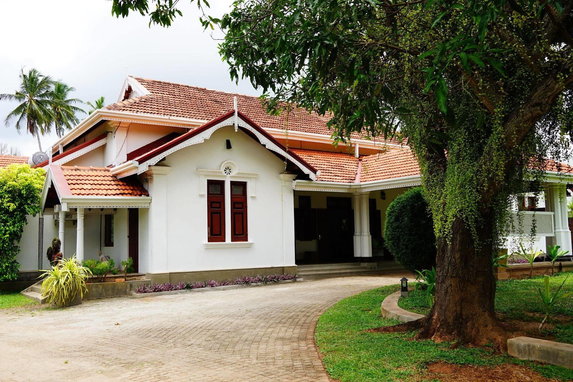 Lespri Grand Hotel Negombo Exterior foto