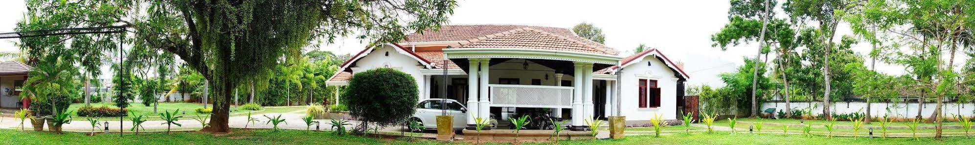 Lespri Grand Hotel Negombo Exterior foto