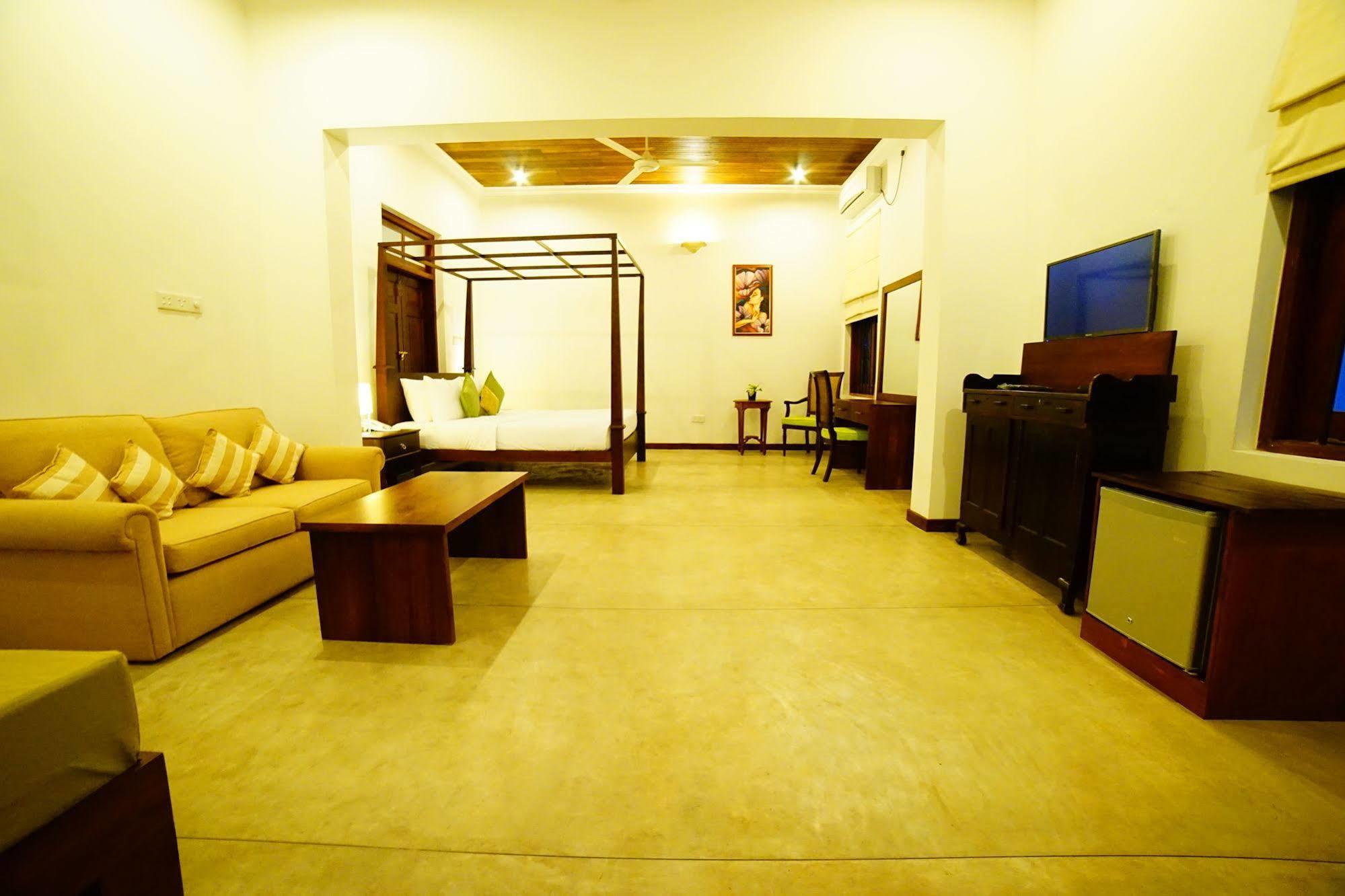 Lespri Grand Hotel Negombo Exterior foto
