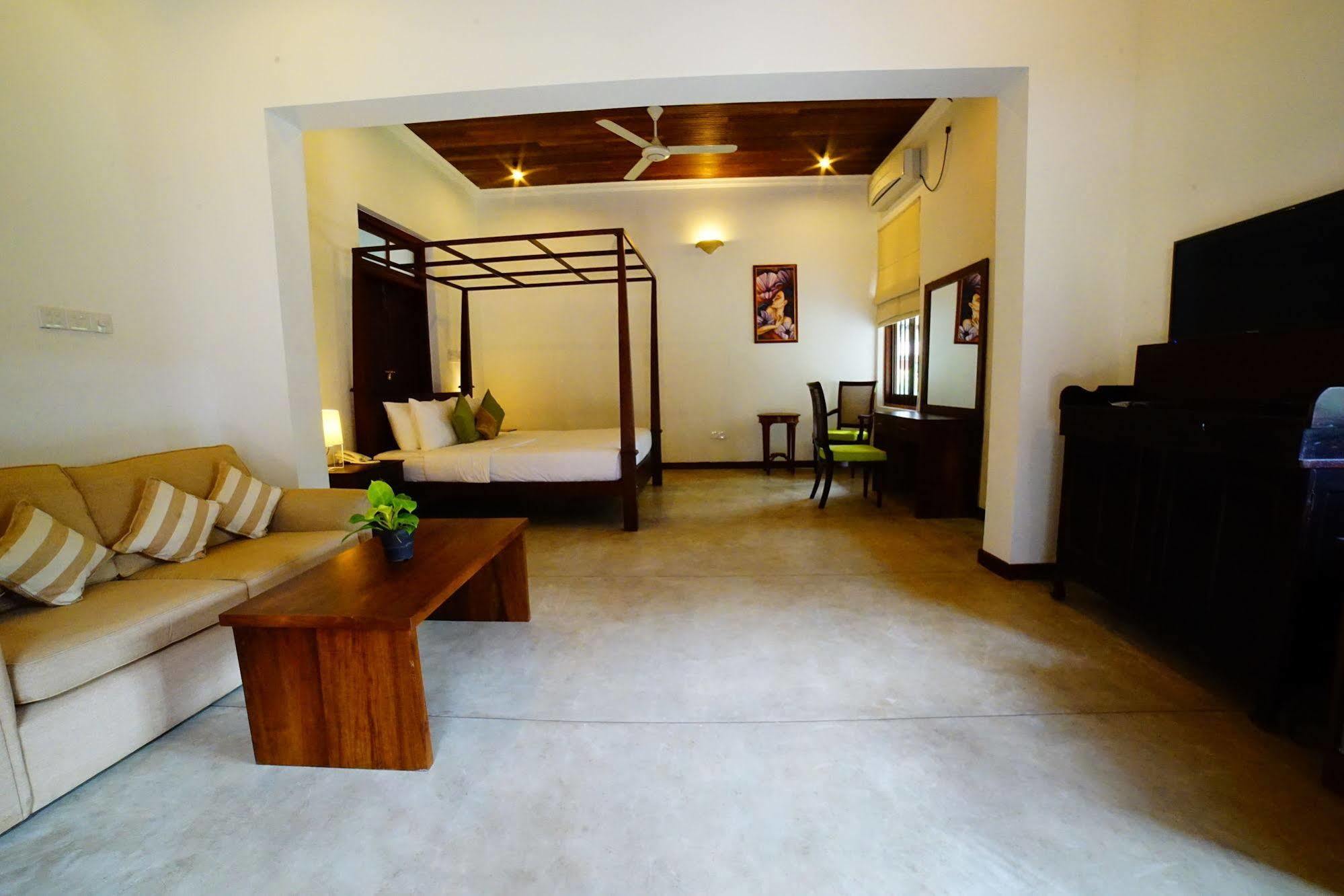Lespri Grand Hotel Negombo Exterior foto