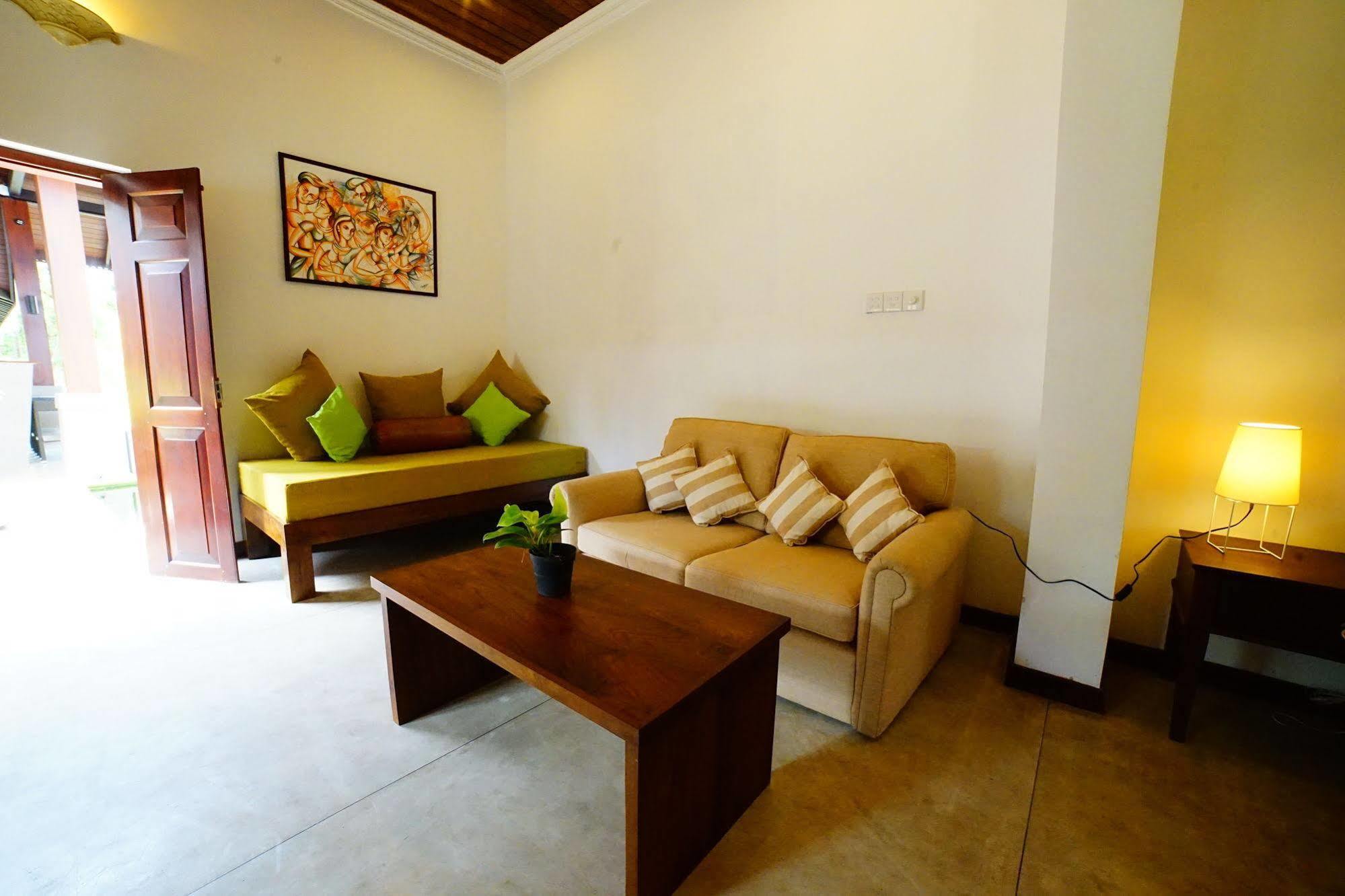 Lespri Grand Hotel Negombo Exterior foto