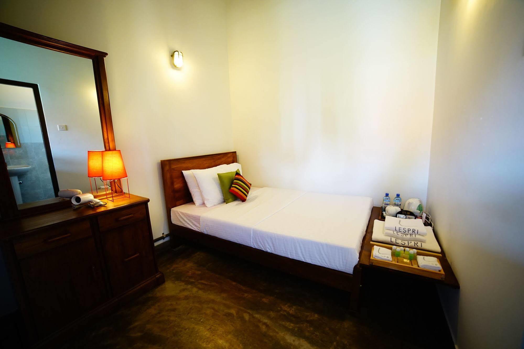 Lespri Grand Hotel Negombo Exterior foto