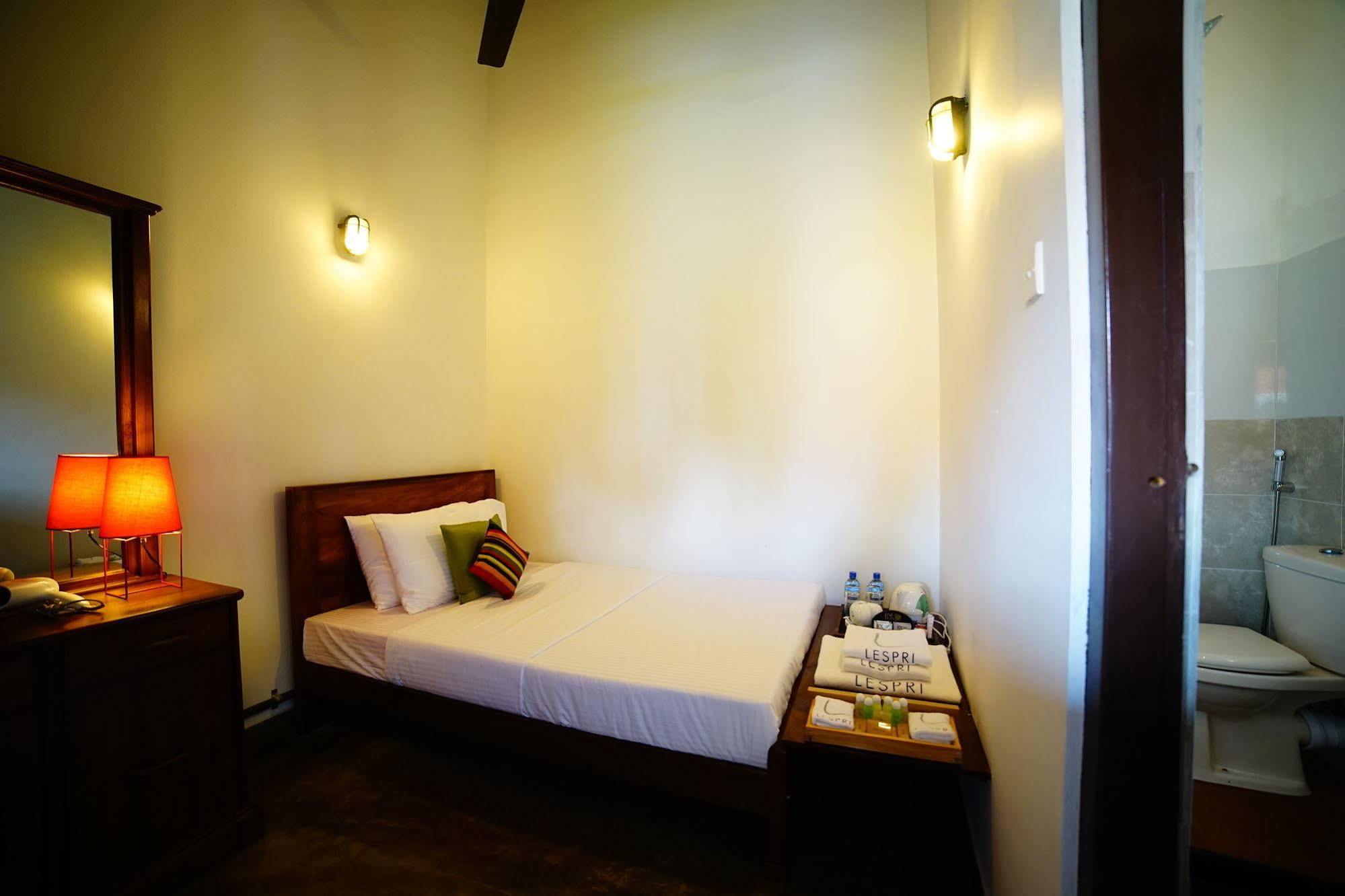 Lespri Grand Hotel Negombo Exterior foto