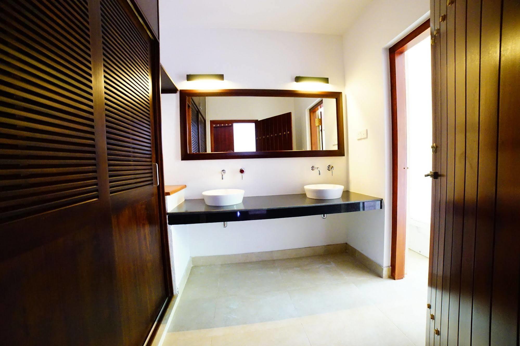 Lespri Grand Hotel Negombo Exterior foto