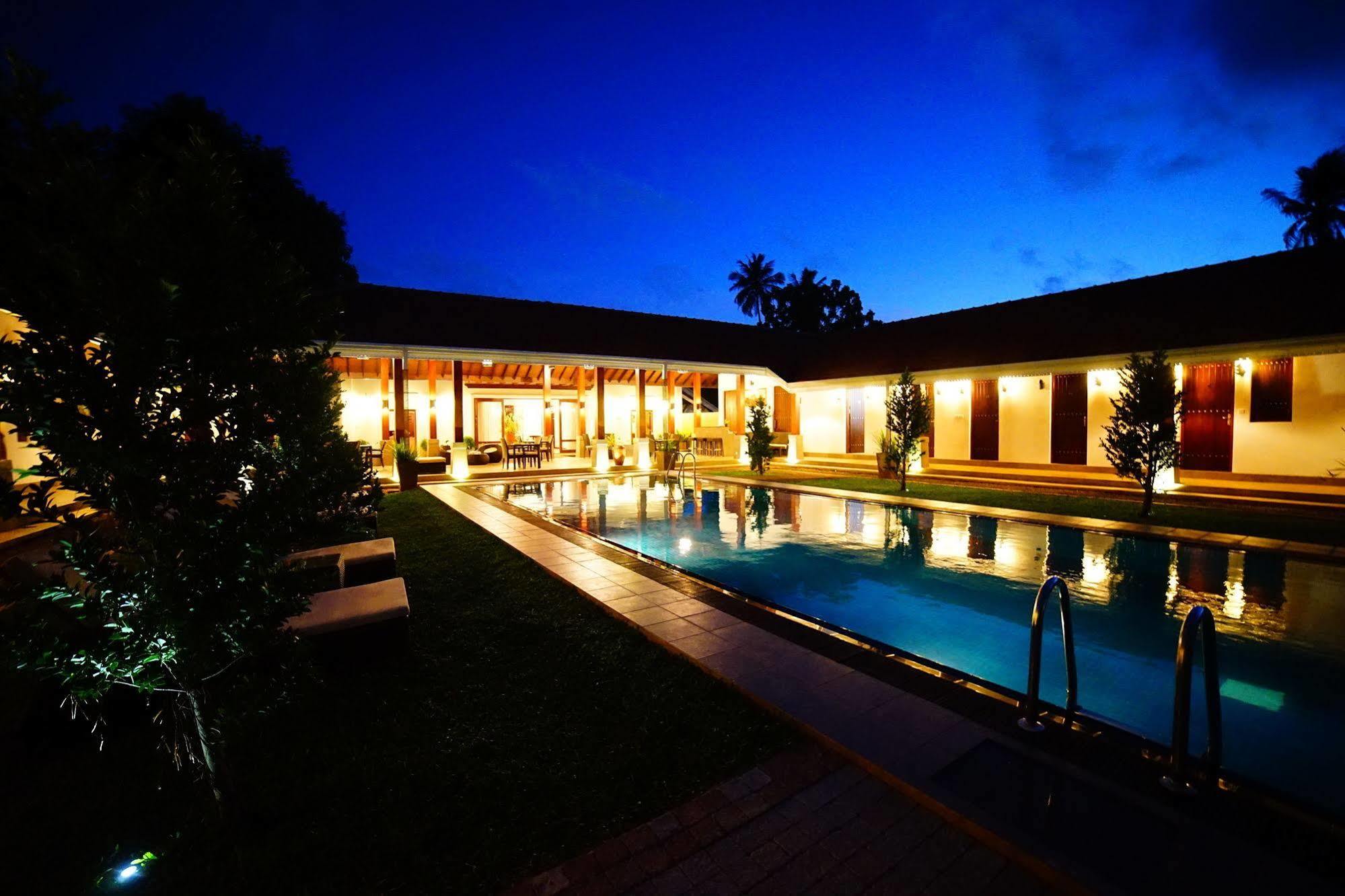 Lespri Grand Hotel Negombo Exterior foto