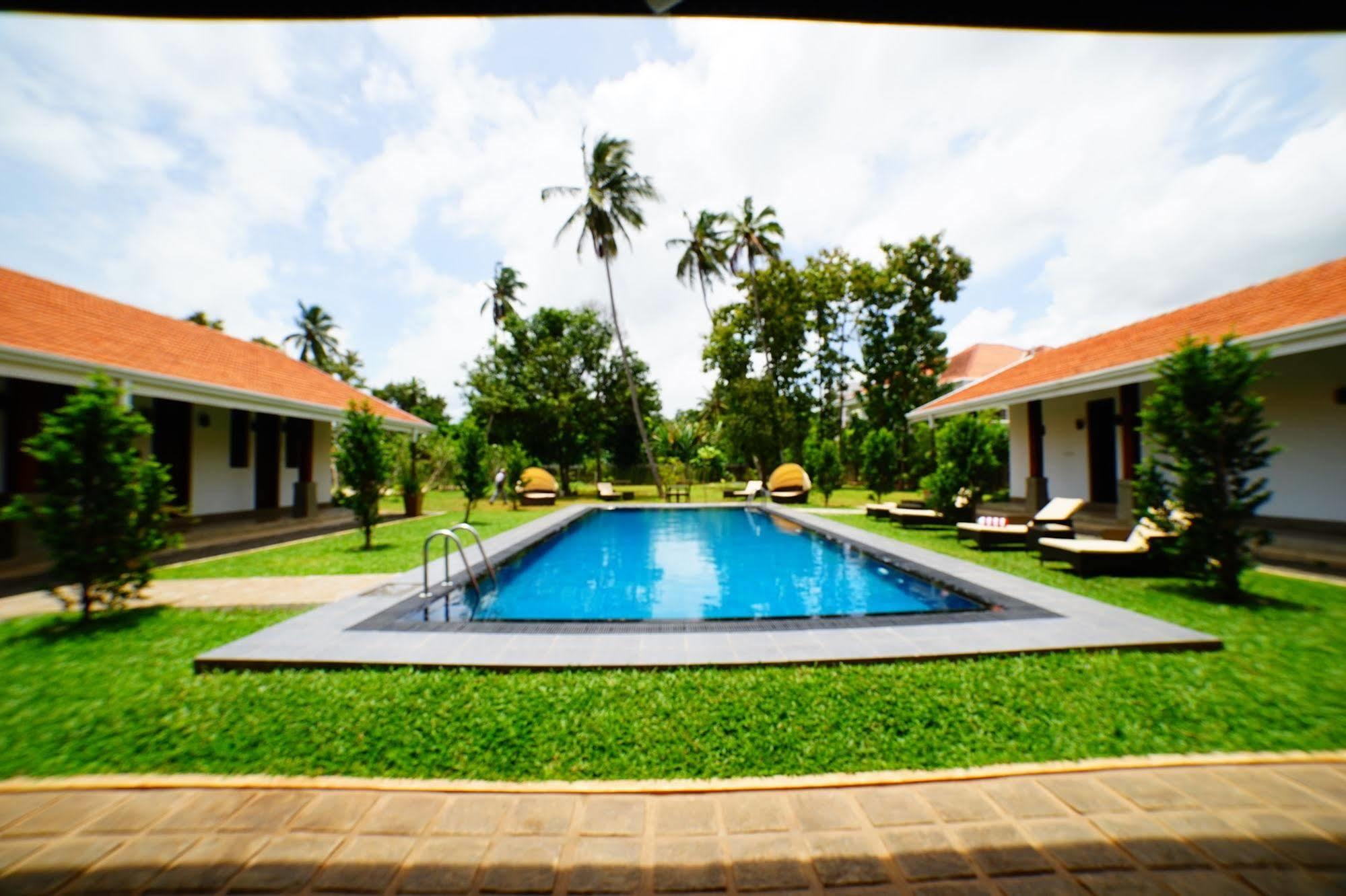 Lespri Grand Hotel Negombo Exterior foto
