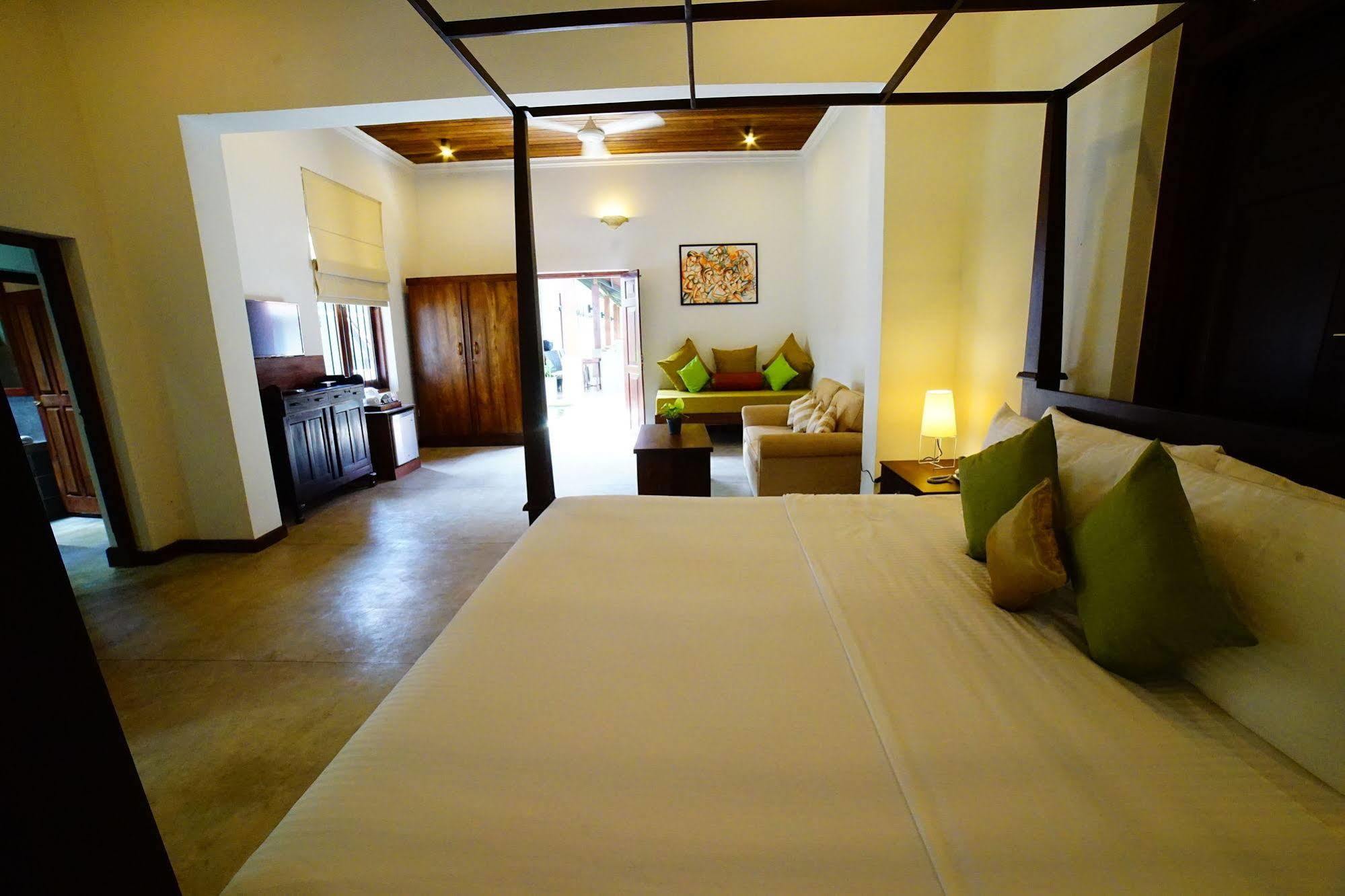 Lespri Grand Hotel Negombo Exterior foto