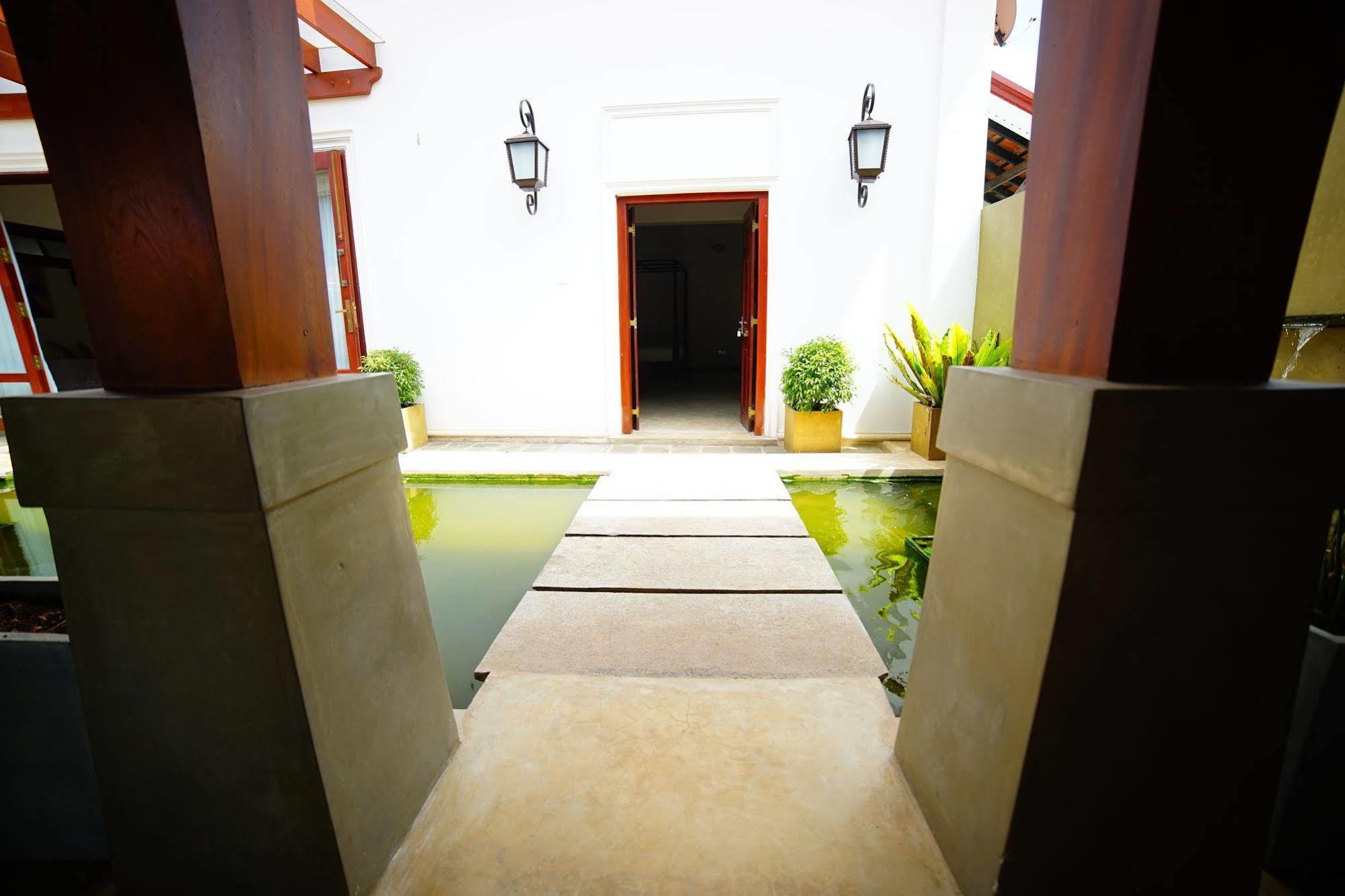 Lespri Grand Hotel Negombo Exterior foto