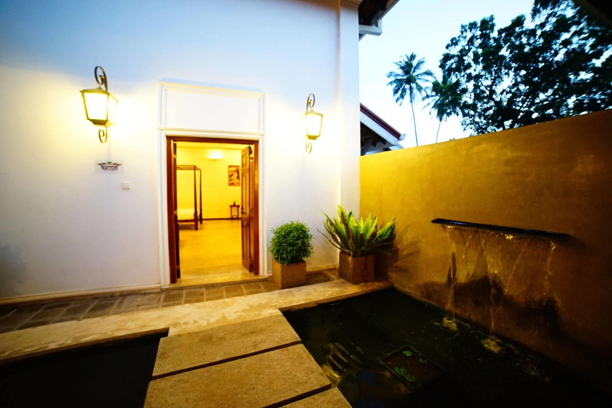 Lespri Grand Hotel Negombo Exterior foto