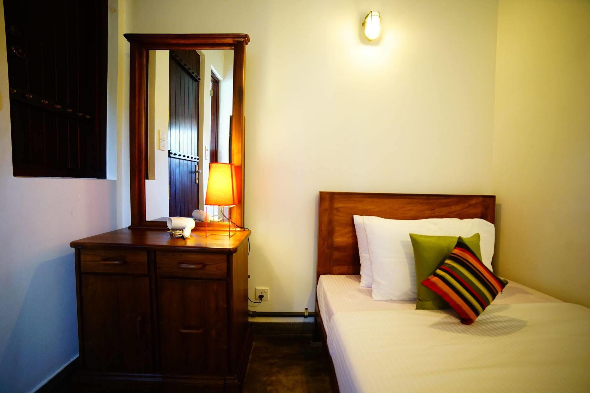 Lespri Grand Hotel Negombo Exterior foto