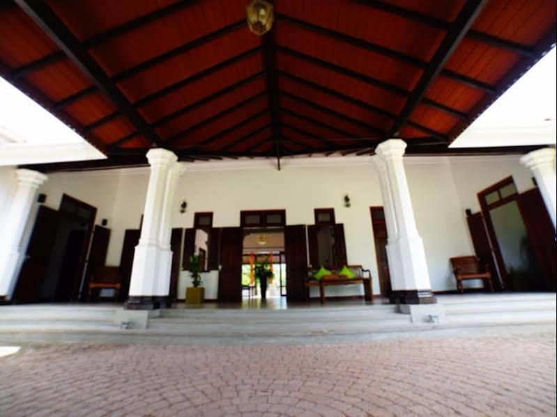 Lespri Grand Hotel Negombo Exterior foto