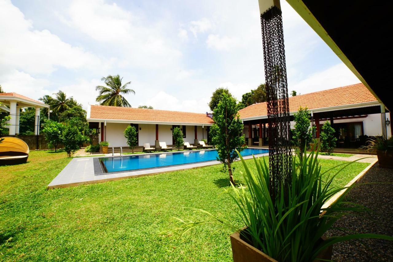 Lespri Grand Hotel Negombo Exterior foto